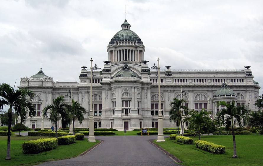 Cung điện Chitralada hay Ananta Samakhom là nơi ở của  Nhà Vua  Thái Lan Bhumibol Adulyadej và hoàng hậu Sirikit tại Bangkok. Ảnh: Vewalight.