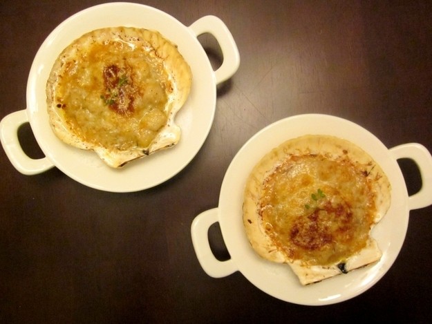 Coquilles Saint-Jacques là món ăn không thể thiếu trong  tiệc Giáng sinh của nước Pháp. Món ăn được chế biến từ sò điệp, bơ và rau thơm.