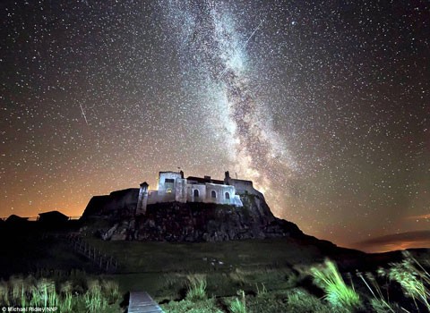 Một cảnh tượng vô cùng huyền ảo quanh lâu đài Lindisfarne, Northumberland khi trận mưa thiên thạch Perseid diễn ra.