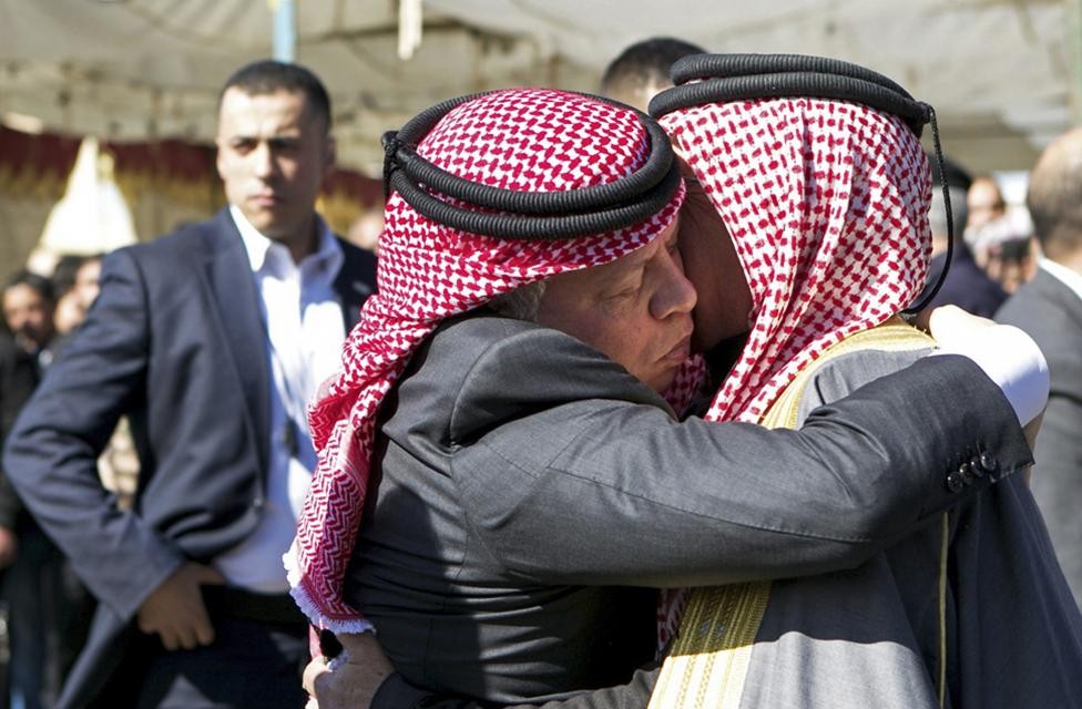 Nhà vua Jordan Abdullah chia sẻ nỗi đau với người cha viên phi công Moaz al-Kasasbeh. Cuộc không kích đầu tiên vào IS được tiến hành cùng thời điểm nhà vua đến thăm nhà của viên phi công bị thiêu sống.