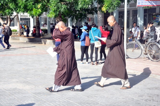 Trong số các  thí sinh đặc biệt dự thi THPT quốc gia năm nay có nhiều tăng ni và ni cô. Hai nhà sư đang đi Trường THPT Trần Văn Quan, Bà Rịa- Vũng Tàu để làm thủ tục thi vào sáng 30/6.