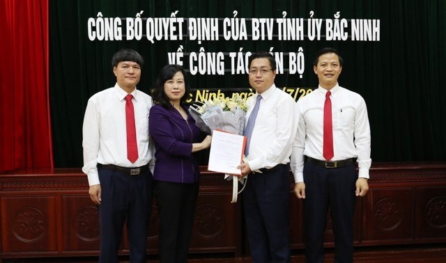 Mới đây, Thành ủy Bắc Ninh đã tổ chức hội nghị công bố quyết định của ban thường vụ tỉnh ủy về công tác cán bộ. Theo đó, ban thường vụ tỉnh ủy Bắc Ninh điều động ông Nguyễn Nhân Chinh, Tỉnh ủy viên, Bí thư Tỉnh đoàn về Thành ủy Bắc Ninh công tác, chỉ định tham gia ban chấp hành, Ban thường vụ Thành ủy và giữ chức Bí thư Thành ủy Bắc Ninh, nhiệm kỳ 2020 – 2025. (Ông Nguyễn Nhân Chinh (người cầm hoa)