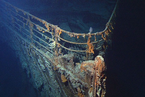  1. Xác tàu Titanic: Được tìm thấy 73 năm sau khi bị chìm vào năm 1912, xác tàu RMS Titanic vẽ nên một bức tranh rùng rợn về hậu quả của thảm kịch trên biển nổi tiếng nhất lịch sử. Đó là nơi hơn 1.500 người đã bỏ mạng, nhiều người trong số họ bị  chôn vùi dưới nước cùng với con tàu khổng lồ.