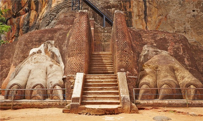 1. Sigiriya Lion’s Rock, Sri Lanka: Đây là một  pháo đài đá cổ nằm ở Dambulla. Di tích này được xây dựng trên ngọn núi đá khổng lồ cao gần 200 m, tương đương 1.200 bước leo. Nơi đây còn được mệnh danh là kỳ quan thứ tám của thế giới và thuộc "Tam giác vàng văn hóa" ở Sri Lanka. Địa điểm này cũng là một trong những Di sản Thế giới được UNESCO giữ gìn và bảo tồn. Ảnh: Dreamstime.