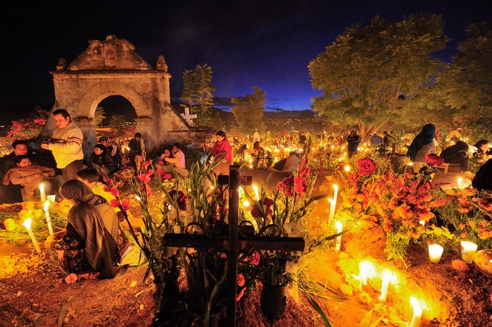 Lễ hội Día de los Muetos (Ngày của người chết) được tổ chức thường niên vào 2 ngày đầu tiên trong tháng 11 tại  Mexico. Lễ hội bắt nguồn từ vài nghìn năm trước ở thành phố Oaxaca, phía đông nam đất nước này. Ảnh: National Geographic.