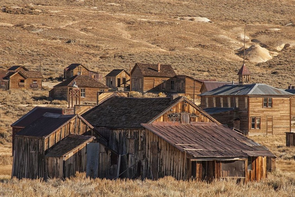 Bodie, California là  thị trấn khai thác vàng ở phía đông dãy núi Sierra Nevada. Địa điểm này từng có hơn 10.000 người trong thời kỳ đào vàng. Nơi đây từng có 70 tiệm ăn uống, sân chơi bowling, nhà thờ… Hiện nay, hơn 100 tòa nhà bị bỏ hoang vẫn còn mang đến cho du khách cái nhìn sâu sắc về cuộc sống miền Tây hoang dã. Khi đến đây, du khách cẩn thận bởi lời nguyền Bodie sẽ ám ảnh những ai rời khỏi thị trấn khi mang cổ vật cũ về. Ảnh: Naturall.places.