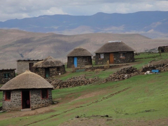 Lesotho là đất nước còn rất xa lạ đối với đa số người dân Việt Nam. Theo BBC, do diện tích lãnh thổ có độ cao hơn 1.000 m so với mực nước biển, nước này còn có biệt danh rất đặc biệt “ Vương quốc trên trời”.