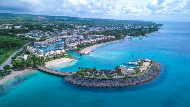 Barbados là đảo quốc phía tây Đại Tây Dương. Năm 1518, người Tây Ban Nha tới hòn đảo này và thấy một loài cây dại mọc khắp nơi. Cây này có những sợi tơ màu nâu đen như những chòm râu. Vì thế, họ đặt tên cho hòn đảo này là "Los Barbados" (mang nghĩa là " đảo râu dài"). Ảnh: Libertatea.