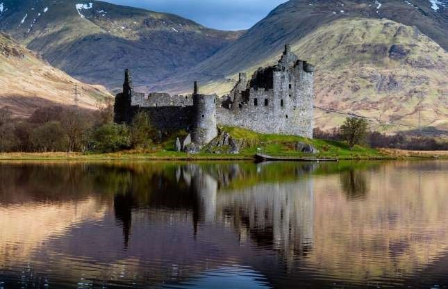  Lâu đài Kilchurn, Lochawe, Scotland: Vào thế kỷ 13, lâu đài Kilchurn là một trung tâm năng lượng của Scotland. Cuối thế kỷ 16, lâu đài chuyển đổi thành thành trì đồn trú có thể chứa 200 binh lính. Năm 1760, một cơn bão dữ dội đã quét qua làm  lâu đài hư bị bỏ hoang và hại nặng đến ngày nay.