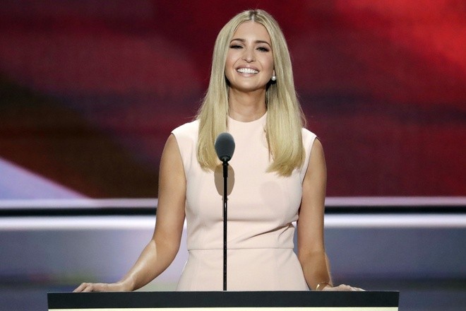 Vào thời điểm ông  Donald Trump vừa đắc cử tổng thống vào năm 2016, Ivanka Trump, con gái cả của tổng thống Mỹ, được biết đến với vai trò chủ yếu là người mẫu, doanh nhân. Cô đã ở bên cạnh cha trong nhiều thập kỷ để học hỏi kinh doanh bất động sản và giữ vai trò điều hành tại Trump Organization. Đệ nhất tiểu thư Nhà Trắng còn theo đuổi các dự án kinh doanh riêng như thành lập thương hiệu thời trang mang tên The Ivanka Trump Collection.