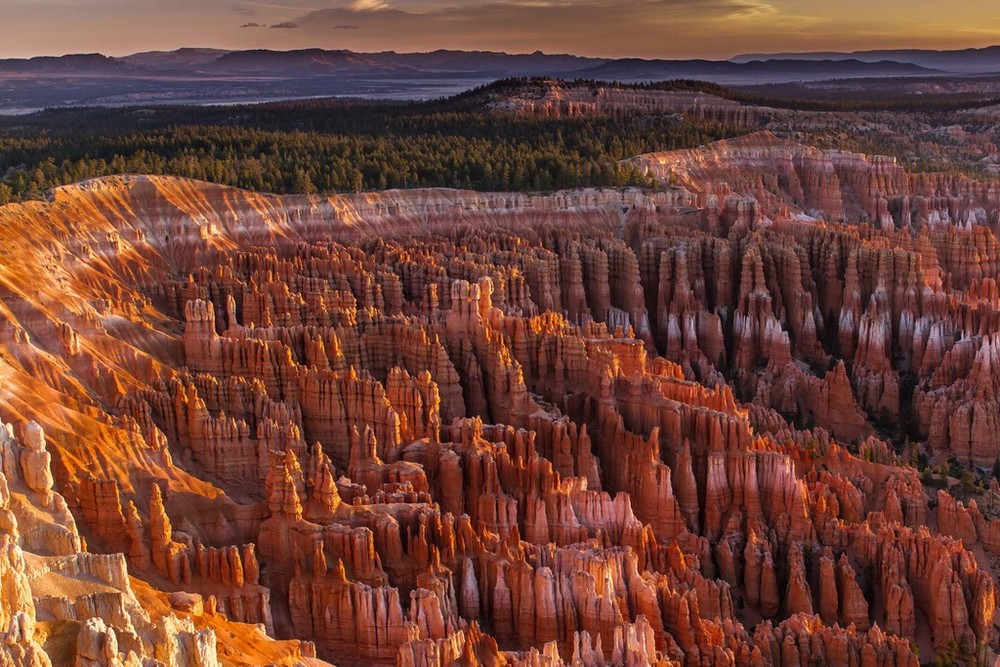  Vườn quốc gia Bryce Canyon,  Utah: Điểm đặc trưng chính của vườn quốc gia này của  nước Mỹ là hẻm núi Bryce với khu vực thành tạo đá ngoạn mục. Để chiêm ngưỡng cảnh quan ấn tượng, bạn có thể đứng tại Sunset Point, một trong những điểm nổi tiếng cung cấp tầm nhìn toàn cảnh ra các cột đá màu đỏ, vàng và cam.