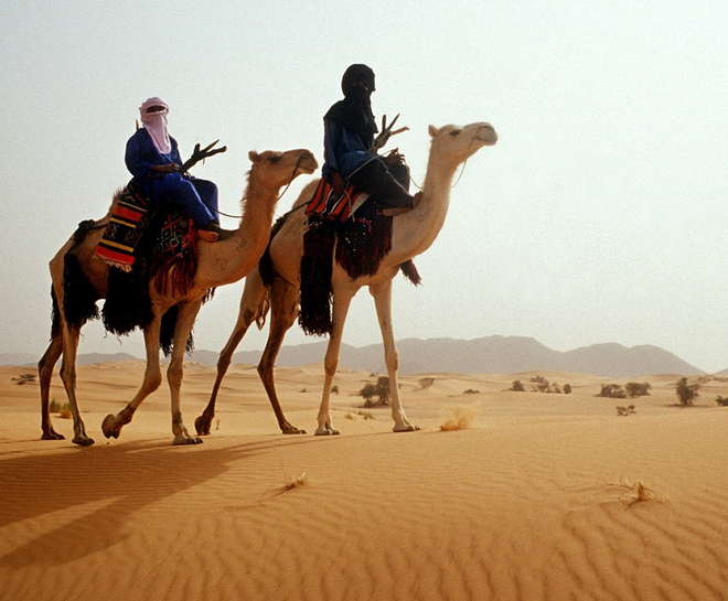 Hàng thế kỷ qua, người dân  bộ lạc du mục Tuareg ở châu Phi thường di chuyển qua khu vực sa mạc Sahara đầy cát để đến những nơi có đồng cỏ xanh tươi hơn. Nhiếp ảnh gia Henrietta Butler từng tiếp xúc và cảm thấy ấn tượng trước những quy tắc và cuộc sống của cư dân bộ lạc sau khi tới đây vào năm 2001.