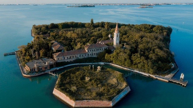 Poveglia là một  hòn đảo nhỏ nằm giữa Venice và Lido, tại phá nước Venetian, miền bắc Italy. Một kênh đào nhỏ chia hòn đảo thành hai phần riêng biệt. Ảnh: The Guardian.