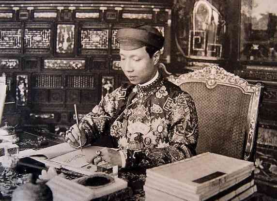    Khải Định (188-1925) tên khai sinh là Nguyễn Phúc Bửu Bảo, là vị hoàng đế thứ 12 của triều Nguyễn, trị vì từ năm 1916-1925. Khải Định là phụ hoàng của Bảo Đại - hoàng đế cuối cùng trong lịch sử phong kiến Việt Nam.