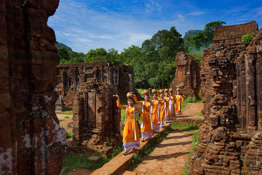 Khu  đền tháp Chăm Mỹ Sơn ở huyện Duy Xuyên, tỉnh Quảng Nam được UNESCO công nhận Di sản Văn hóa Thế giới vào năm 1999. Theo tư liệu của ban quản lý di sản, quần thể hơn 70 công trình kiến trúc đền tháp Chăm ở đây nằm giữa một thung lũng hùng vĩ, thâm nghiêm, được tạo lập trong suốt thời gian dài 900 năm, từ thế kỷ 4 đến thế kỷ 13. Ảnh: Myson Sanctuary.