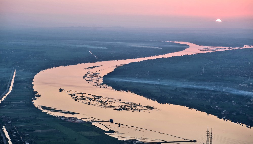 Với dòng chảy 6.695 km (có tài liệu ghi là 6.650 hay 6.853 km), Sách kỷ lục Guinness xác nhận sông Nile dài nhất thế giới. Theo Livescience,  sông Nile chảy qua 11 nước châu Phi gồm Tanzania, Burundi, Rwanda, Cộng hòa Dân chủ Congo, Kenya, Uganda, Nam Sudan, Ethiopia, Sudan, Ai Cập và Eritrea. Ảnh: Futurity.