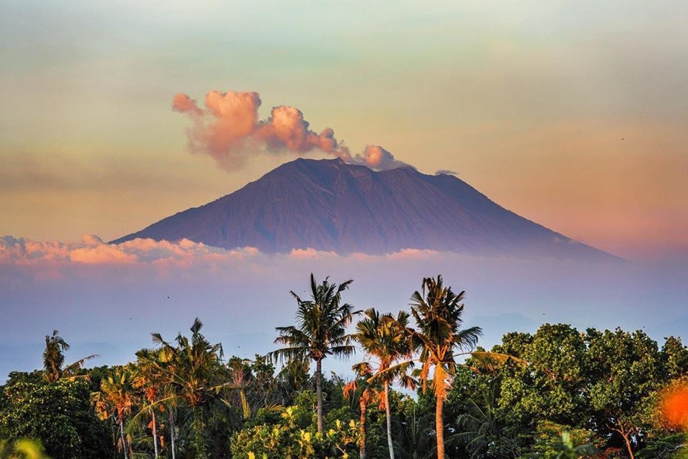 Nằm trên vành đai lửa Thái Bình Dương,  Indonesia là nơi có rất nhiều núi lửa. Ước tính, đất nước này có 150 núi lửa. Nhiều khu vực, núi lửa đã trở thành các điểm du lịch như núi Bromo, Đông Java, Tangkuban Perahu hoặc Tây Java.