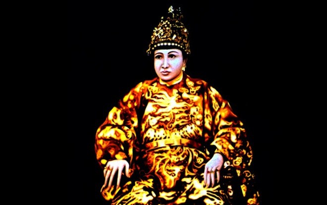 Theo sách “Đại Nam Hội điển sự lệ”, năm 1836, vua Minh Mạng ra chỉ dụ giao cho vợ cả (hoàng hậu hoặc hoàng quý phi) làm  chủ quỹ trong hoàng cung. Nhiệm vụ của họ là giúp vua tính toán, sắp xếp, phân bổ các khoản chi tiêu theo đúng quy định.