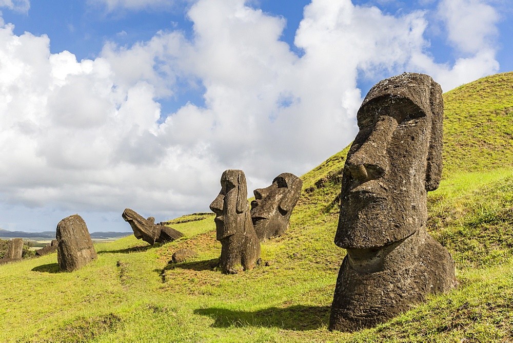  Đảo Phục Sinh (Easter Island) thuộc vùng Valparaiso của đất nước Chile, trong khu vực Nam Mỹ. Nơi đây nổi tiếng thế giới với những bức tượng đá khổng lồ đầy bí ẩn, gọi là "moai", tạo nên cảnh quan độc đáo, thu hút sự chú ý của nhiều người. .