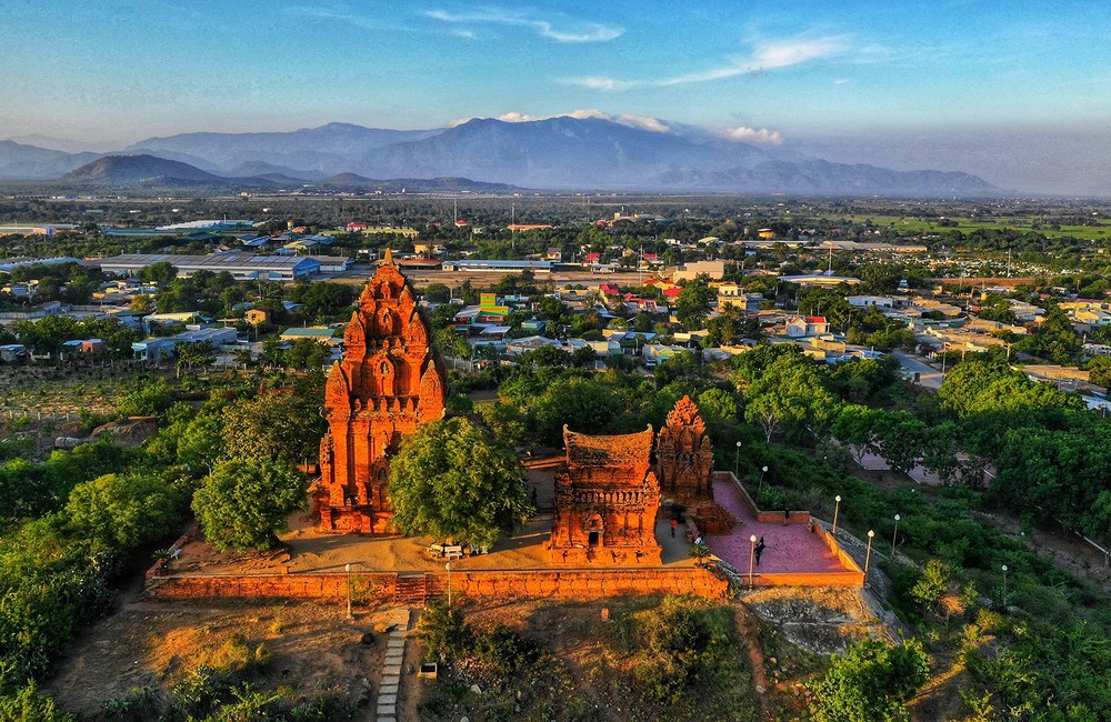 Trong những địa danh ở  Ninh Thuận, Phan Rang - Tháp Chàm chính là tên thành phố dài nhất Việt Nam hiện nay, với 4 từ và 16 chữ cái. Là tỉnh lỵ Ninh Thuận, vùng đất này trong lịch sử đã trải qua nhiều lần chia tách, tái lập, thay đổi địa danh, địa giới hành chính. Cổng TTĐT Ninh Thuận cho biết địa danh ghép Phan Rang - Tháp Chàm chính thức ra đời từ năm 1948, do chính quyền cách mạng đặt.