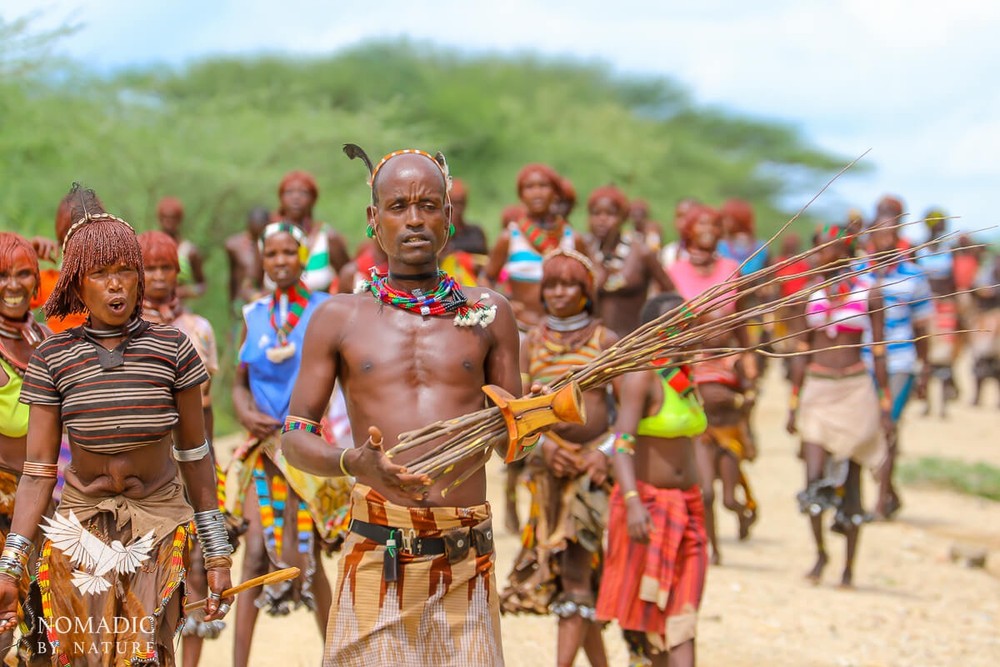 Bên trong thung lũng Omor, phía nam Ethiopia, giáp Kenya và Nam Sudan, một  bộ tộc nhỏ khoảng 20.000 người đang sinh sống. Họ là người Hamar - bộ tộc nổi tiếng với truyền thống nhảy bò và giơ lưng chịu đánh. Hai hoạt động này được gọi chung là "Ukui Bula". Ảnh: Nomadic.