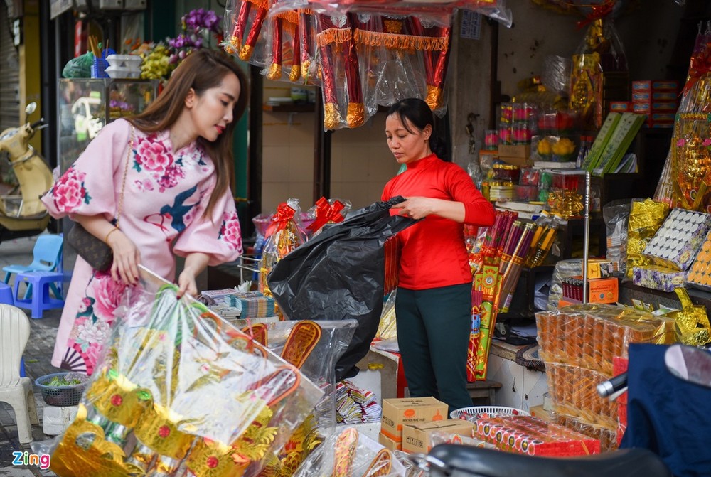 Theo truyền thuyết, ông Công ông Táo hay  Táo Quân là những vị thần được Ngọc Hoàng cử xuống trần gian để cai quản việc bếp núc, nhà cửa của mỗi gia đình ở dưới hạ giới. Bởi vậy, cứ đến ngày 23 tháng Chạp hàng năm, Táo Quân sẽ cưỡi cá chép hóa rồng lên thiên đình để báo cáo công việc với Ngọc Hoàng. Ngọc Hoàng sẽ căn cứ vào đó để quyết định sự thịnh, suy của gia đình trong năm tới. Do đó, vào ngày 22-23 Tết, các gia đình sẽ làm lễ cúng thịnh soạn với hy vọng Táo Quân sẽ thay họ báo cáo những việc tốt, “nói giảm, nói tránh” những việc chưa tốt với Ngọc Hoàng. Ảnh: Phạm Thắng.