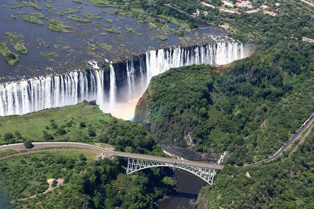  Zambia - Zimbabwe - Botswana - Namibia: Một trong những biên giới thú vị nhất là sông Zambezi, nơi tạo ra biên giới tự nhiên giữa Zambia và Zimbabwe. Để di chuyển giữa 2 quốc gia, bạn phải đi qua cầu thác Victoria. Vì thác có thể được xem từ cả Zambia và Zimbabwe nên khách du lịch thường ở trong tình trạng phân vân nên chọn đến thác từ quốc gia nào. Sông Zambezi còn đặc biệt hơn cả khi là nơi giao nhau giữa 4 quốc gia Botswana, Namibia, Zambia và Zimbabwe. Đây là tứ giác biên giới duy nhất trên thế giới. Ảnh: Travel Gallery.