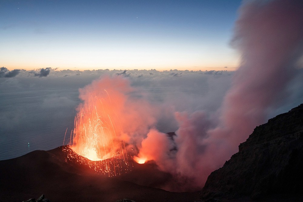 Stromboli, một ngọn  núi lửa đang hoạt động, còn được gọi với cái tên "ngọn hải đăng của Địa Trung Hải". Lý do Stromboli có tên này chính là bởi ánh sáng nó tỏa ra mỗi lần phun trào ở độ cao 926 m so với mực nước biển. Theo NatGeo, đây là một trong những núi lửa hoạt động mạnh nhất thế giới và đã liên tục phun trào trong suốt 2.500 năm qua.