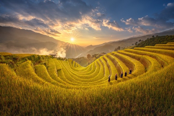 Thuộc huyện Mù Cang Chải, tỉnh Yên Bái, ruộng bậc thang Mù Cang Chải là một trong những di tích quốc gia đặc biệt của cả nước. Mang vẻ đẹp kỳ vĩ của những thửa ruộng bậc thang giữa vùng núi cao hiểm trở, Mù Cang Chải thu hút đông du khách, nhất là vào mùa nước đổ, mùa lúa chín. Ảnh: Tâm Đỗ.