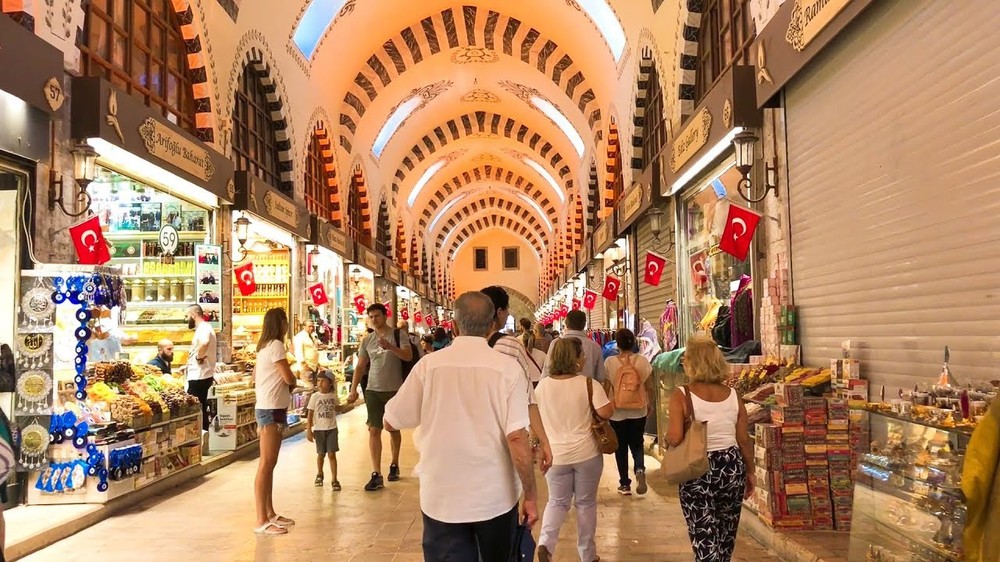  Chợ gia vị Bazaar (Istanbul, Thổ Nhĩ Kỳ) có tên gọi khác là  chợ gia vị Ai Cập do được xây dựng từ sự giàu có của Đế chế Ottoman, trung tâm Ai Cập bấy giờ. Khu chợ ra đời ở thế kỷ 17 nổi tiếng là một trong những nơi bán gia vị đa dạng và ngon nhất trên thế giới. Đây là điểm dừng chân cuối cùng của các đoàn lữ hành dọc theo "con đường tơ lụa". Du khách thường mang về trái cây khô, hương liệu, các loại hạt, gia vị, dầu olive, tinh dầu... Ảnh: Gezen Adam.