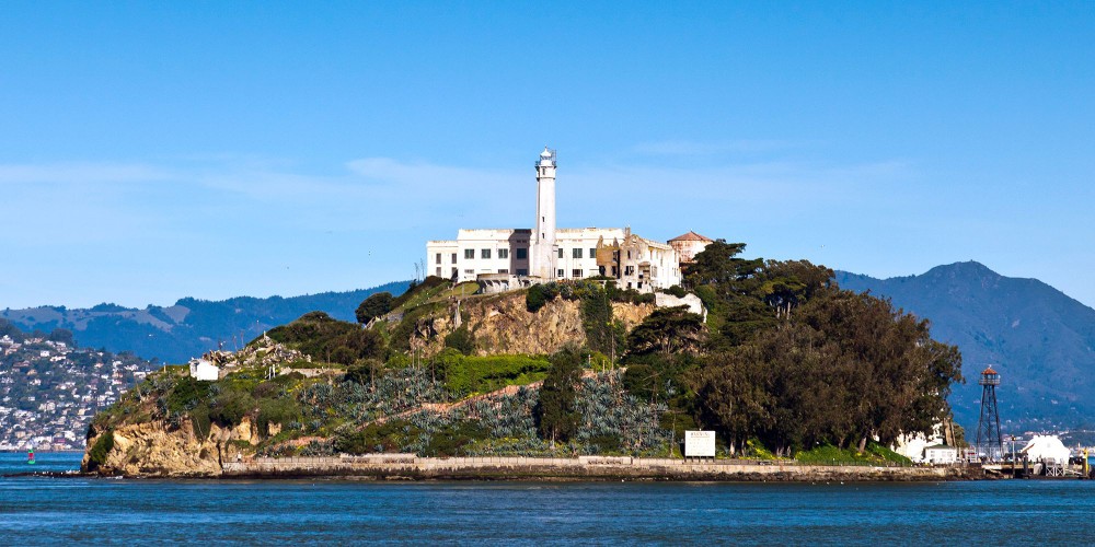 Với biệt danh The Rock – tảng đá, nhà tù khét tiếng Alcatraz nằm trên hòn đảo cùng tên ở vịnh San Francisco, Mỹ. Nhà tù này giam giữ nhiều tên  tội phạm khét tiếng, nguy hiểm bậc nhất nước Mỹ. Không có bất cứ tên tội phạm nào vượt ngục thành công khỏi nhà tù kiên cố này.