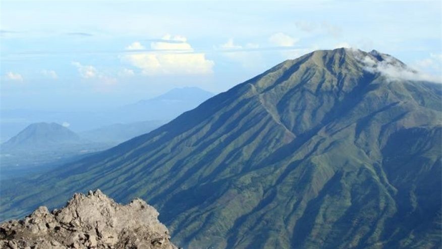 Ở Indonesia, núi lửa Merapi là  ngọn núi lửa hoạt động mạnh nhất khi cứ 5 – 10 năm lại có một đợt phun trào. Bên cạnh đó, lúc nào bạn cũng có thể thấy những lớp khói thoát ra từ đỉnh núi. Vào năm 2010, chính phủ Indonesia đã có những cảnh báo người dân sống quanh đó di chuyến tới các vùng đất khác an toàn hơn.