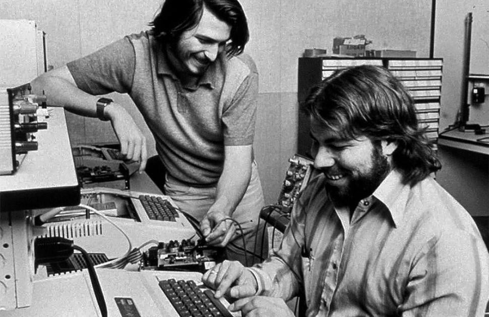  Apple được thành lập vào 1/4/1976 bởi Steve Jobs và Steve Wozniak tại Los Altos, California (Mỹ). Nơi làm việc đầu tiên của Apple là garage để xe của bố mẹ Jobs. “Tôi được giới thiệu gặp Jobs vào năm 1971 bởi anh ấy thích đồ điện tử và đùa giỡn”, Wozniak kể lại trong cuộc phỏng vấn với ABC News năm 2007. Ảnh: Digital Trends.