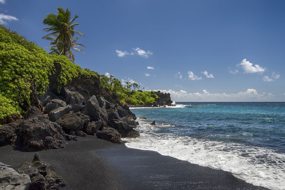  Bãi biển cát đen Paioa (Maui, Hawaii, Mỹ): Nằm trong công viên tiểu bang Waianapanapa, cát đen ở đây được làm chủ yếu từ những hòn đá đen nhỏ. Waianapanapa có nghĩa là "nước lấp lánh" trong tiếng Hawaii, tên gọi này xuất phát từ màu cát đen tương phản với đại dương xanh. Vẻ đẹp giao hòa của thiên nhiên khiến nơi đây trở thành một trong những  bãi biển cát đen đẹp nhất thế giới.