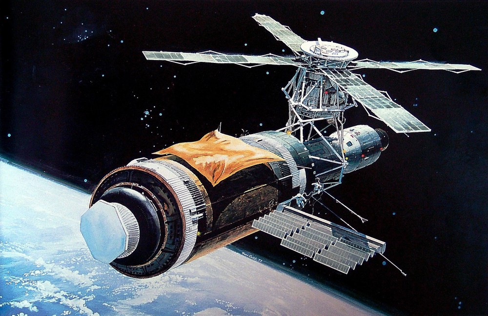  Trạm vũ trụ Skylab được Cơ quan Hàng không Vũ trụ Mỹ (NASA) phóng vào năm 1973. Cơ quan này dự tính cho Skylab hoạt động trong ít nhất 10 năm, nhưng điều đó đã không xảy ra. Mặt Trời tỏa nhiều năng lượng hơn dự tính, làm tăng lực kéo Skylab về Trái Đất. Ảnh: NASA.