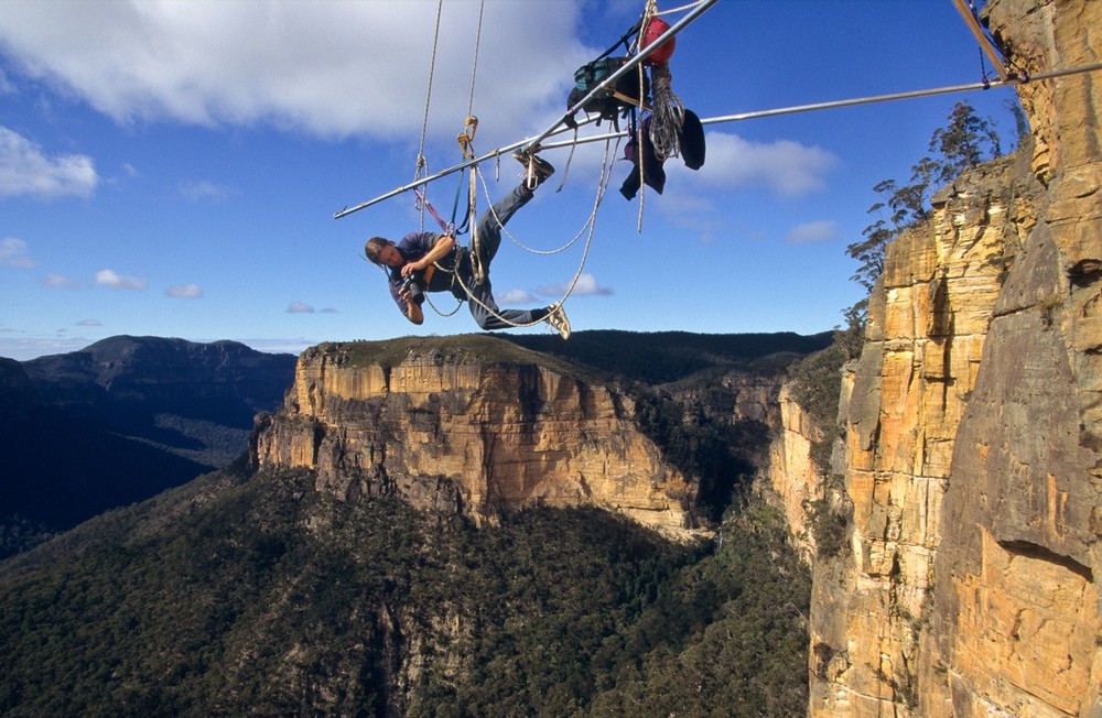 Simon Carter (Canberra, Australia) bắt đầu đam mê với nhiếp ảnh và leo núi khi còn là một thiếu niên. Trong 38 năm qua, ông đã chụp ảnh leo núi với vô số những thử thách, yêu cầu về thể lực để có thể chụp một bức ảnh duy nhất trong các điều kiện khó. Trong ảnh, Simon Carter đang treo mình tác nghiệp tại dãy núi Blue, New South Wales, Australia.