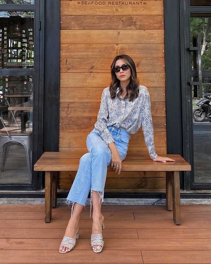 Diện sơ mi của Hà Tăng là mix sơ mi họa tiết da trăn cùng quần jeans rách gấu và sandals đế thô là một gợi ý hoàn hảo cho những  ngày sang Thu. Cô còn chọn lối makeup tông trầm cũng khiến nàng “ngọc nữ” trở nên sang chảnh cá tính hơn hẳn.