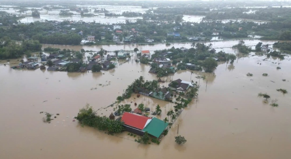 Sau mưa lớn, nhiều nơi tại Quảng Ngãi bị ngập sâu