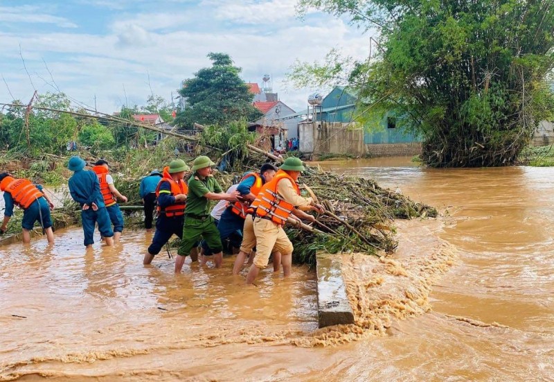 Ông Nguyễn Văn Tiến, Phó Cục trưởng Cục Quản lý đê điều và Phòng chống thiên tai, Bộ NN&amp;PTNT cho biết, năm 2024 ở Việt Nam, đã xảy ra 21/22 loại hình thiên tai gồm: Bão, áp thấp nhiệt đới, lốc, sét, mưa lớn, lũ, lũ quét, ngập lụt, sạt lở, sụt lún, nước dâng, xâm nhập mặn, nắng nóng, hạn hán, rét hại, sương muối, động đất. Sau những tháng đầu năm hạn hán tại các tỉnh phía Nam do ảnh hưởng của hiện tượng El Nino là bão mạnh, mưa lũ lớn, sạt lở đất, lũ quét trên diện rất rộng tại Bắc Bộ; mưa lũ lớn ở Trung Bộ. (Ảnh: Báo điện tử Chính phủ)