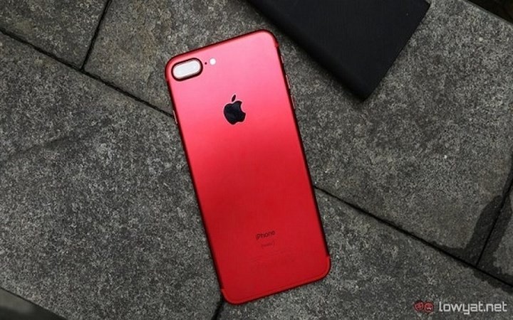 Apple iPhone 7|7 Plus PRODUCT(RED)™: Ngay từ khi ra mắt, chiếc iPhone này đã nhận được rất nhiều sự yêu thích và chú ý từ phía người dùng. Đây cũng chính là chiếc điện thoại đánh dấu 10 năm hợp tác giữa Apple và (RED). Mặc dù iPhone 7|7 Plus không còn là model cao cấp nhất của Apple nữa tuy nhiên xét về hiệu năng và tính năng của cặp đôi này thì chúng vẫn rất tốt. Người dùng vẫn có thể sử dụng trong vòng 2 – 3 năm nữa mà không sợ bị xuống cấp nhiều. Và lại càng an tâm hơn khi Apple đã cho khắc phục các vấn đề liên quan tới hiệu năng và pin. (Ảnh: Lowyat.net).   