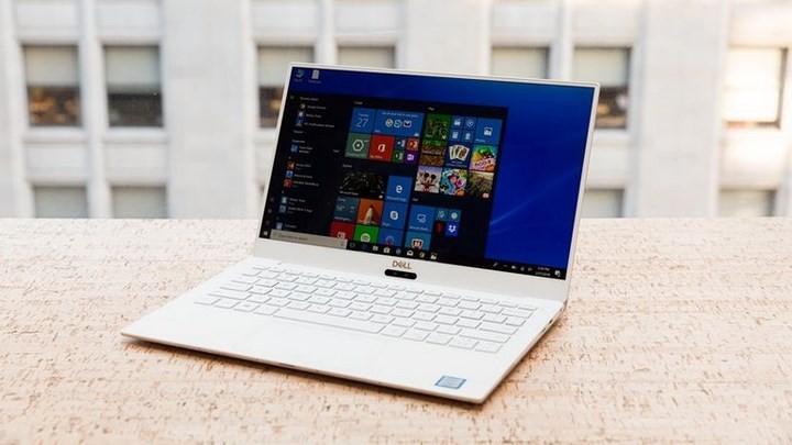 Dell XPS 13 (2018) là  máy tính siêu di động nhỏ nhất trên thế giới (13,3 inch), với màn hình gần như liền cạnh, cổng Thunderbolt 3/USB-C và chip thế hệ thứ 8 của Intel mang lại hiệu suất mạnh mẽ và tuổi thọ pin cực bền.