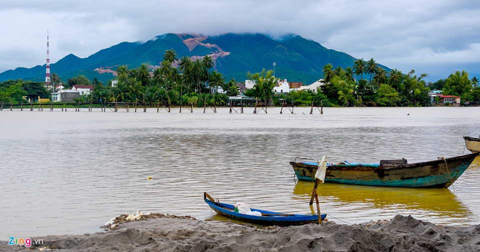 Khu vực núi Chín Khúc ở phía Tây Nam TP Nha Trang, nơi có nhiều nhà đầu tư san ủi làm làng  biệt thự, khu đô thị... Theo Sở Xây dựng Khánh Hòa, TP Nha Trang hiện có 7 dự án đang thi công trên núi, đồi; đó là chưa kể các dự án mới thỏa thuận với chủ đầu tư, mới có quy hoạch, chưa thi công.