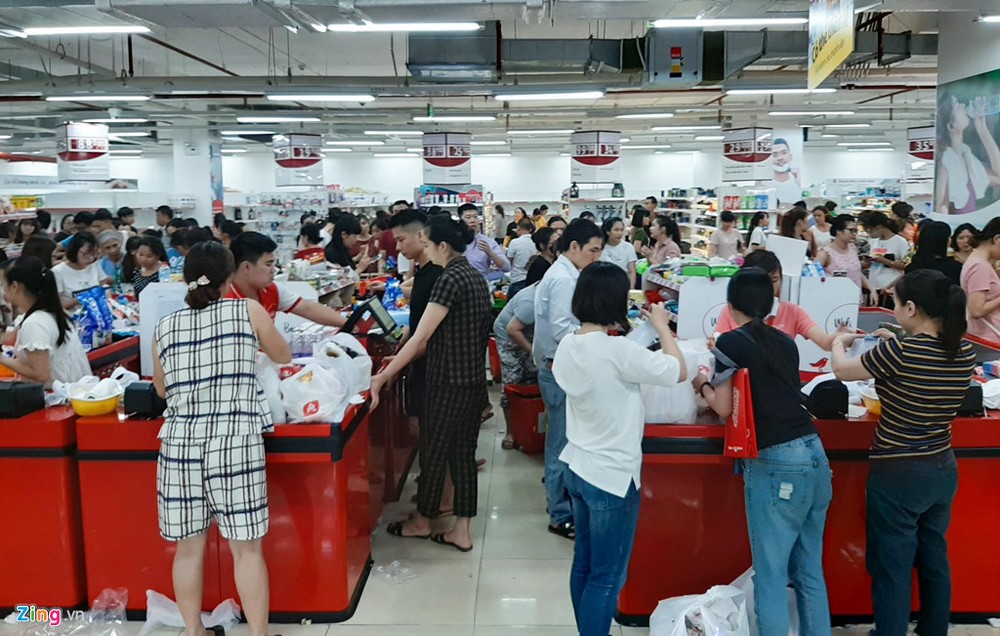 Sau khi quyết định ngừng hoạt động tại Việt Nam, hệ thống  siêu thị Auchan giảm giá 25% toàn bộ mặt hàng (không áp dụng với hàng tươi sống), 50% với mặt hàng gia dụng. Thời điểm 18h30 ngày 21/5, hàng trăm người đổ đến siêu thị Auchan Kim Văn - Kim Lũ (quận Hoàng Mai, Hà Nội) để mua sắm.