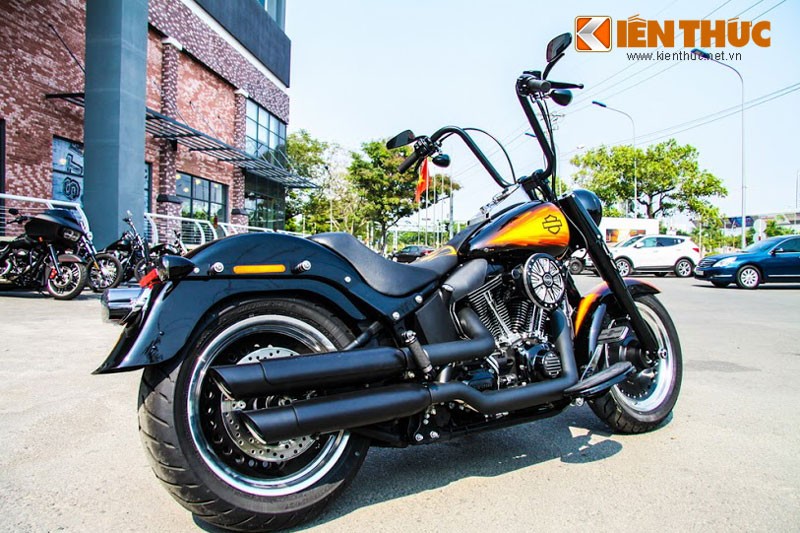 Harley-Davidson®  Fat Boy Special 2015 biệt danh "thằng béo" chỉ còn giữ lại phần khung sườn, động cơ, bánh trước và sau, các chi tiết còn lại đã được thay mới bằng phụ kiện chính hãng.