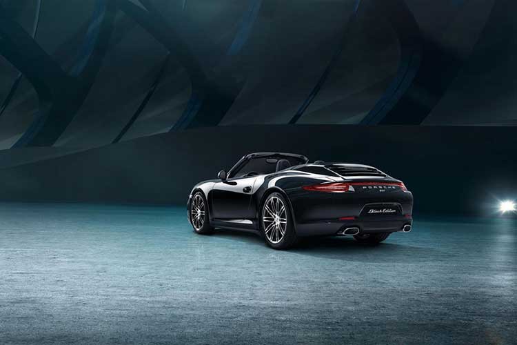  Phiên bản Porsche Black Edition kết hợp giữa màu sơn đen ngoại thất lịch lãm đi kèm nội thất đen ấn tượng nhấn mạnh vẻ thanh lịch và đẳng cấp vượt thời gian của xe thể thao.