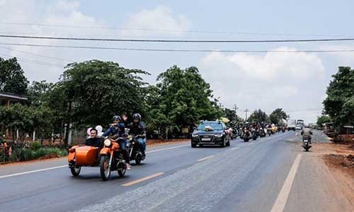 Dàn “xế nổ” diễu hành mừng biker Tây Nguyên lên “xe bông“