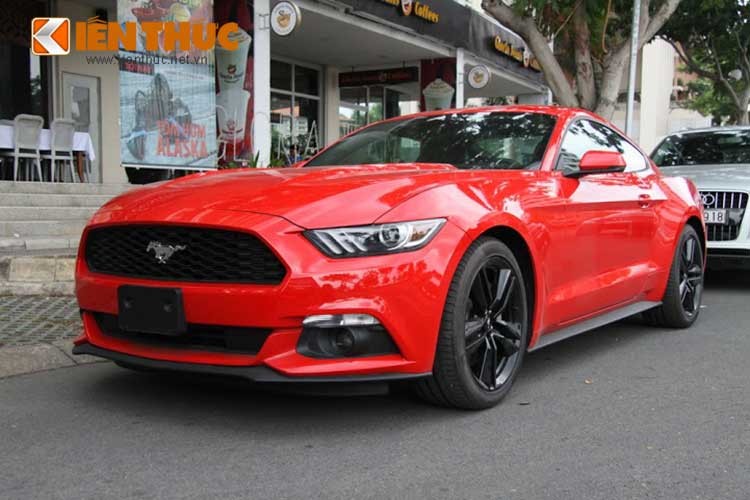 Chiếc xe có bắp Ford Mustang 2015 mới được đưa về Việt Nam khoác bộ cánh ngoại thất màu đỏ cực bắt mắt.