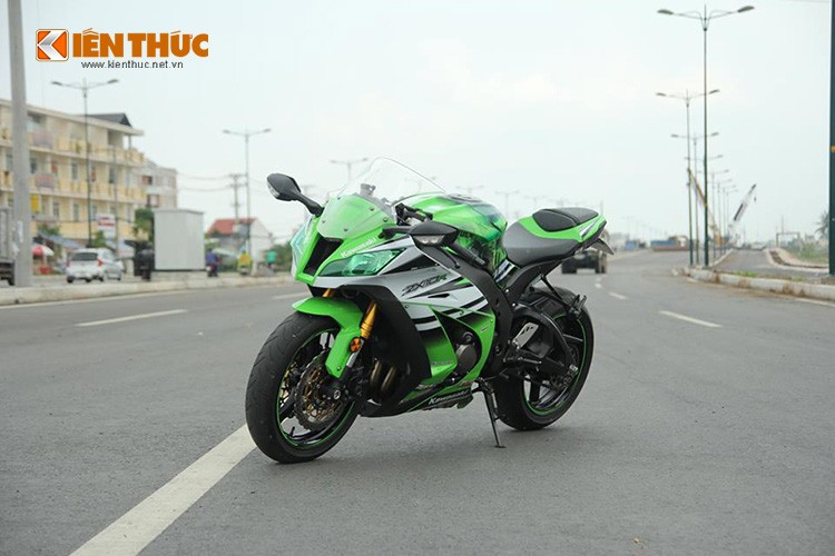  Kawasaki  ZX-10R phiên bản đặc biệt kỷ niệm 30 năm ra đời dòng xe Ninja đã chính thức có mặt tại Việt Nam thông qua các nhà phân phối chính thức vào tháng 5/2015 vừa qua.