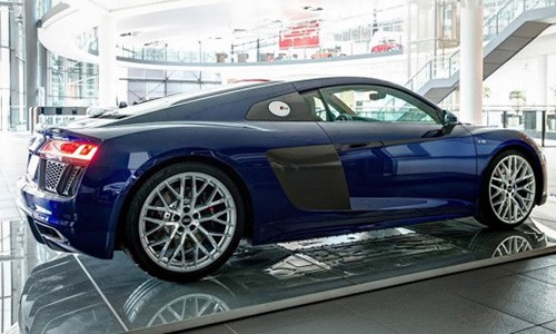 Soi từng đường nét “tinh tế” trên Audi R8 V10 Santorini Blue