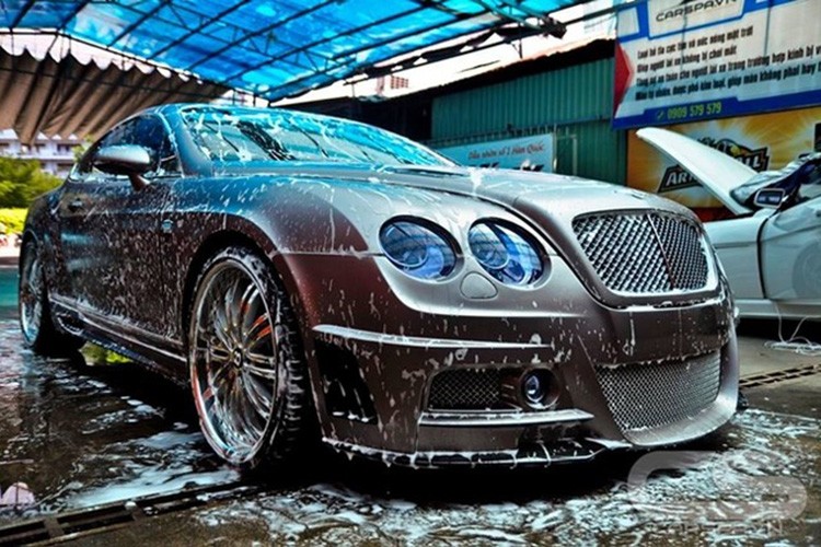 Dựa trên tác phẩm Bentley Continental GT Sports Line Black Bison Edition của nhà độ Wald, những người thợ Việt khéo léo tạo nên hình dáng mới đầy chất mạnh mẽ cho  chiếc xe thể thao sang trọng Bentley Continental GT.